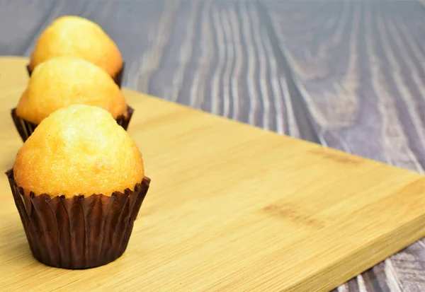 Nahaufnahme Kleine Frisch Gebackene Muffins Auf Einem Holzsockel — Stockfoto