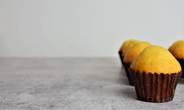 Zamknij Się Świeżo Upieczone Muffinki Miejsce Tekst Lub Pomysł — Zdjęcie stockowe