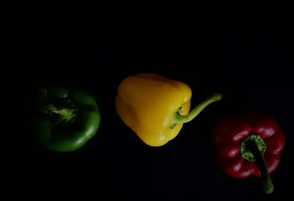 Poivrons Trois Couleurs Sur Fond Noir Vue Sur Zénith — Photo