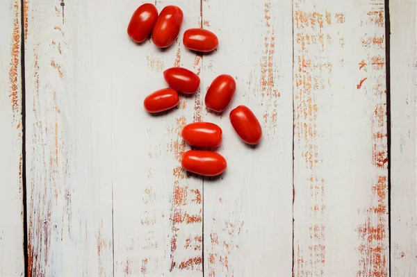 Vista Zenith Cherrys Tomates Alongados Tábuas Brancas Rústicas — Fotografia de Stock