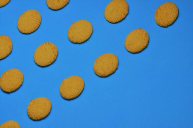 Mavi arkaplanda buğday unu kurabiyeleri