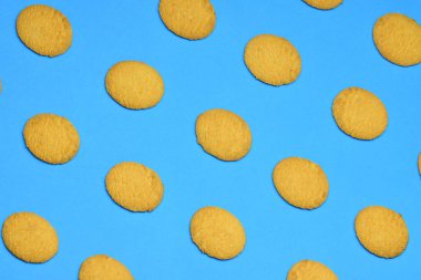 Mavi arkaplanda buğday unu kurabiyeleri