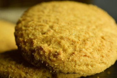 Macro, buğday unu bisküvisi, koyu arkaplan.