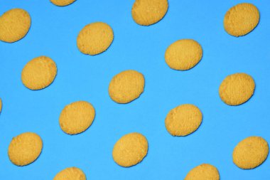 Mavi arkaplanda buğday unu kurabiyeleri