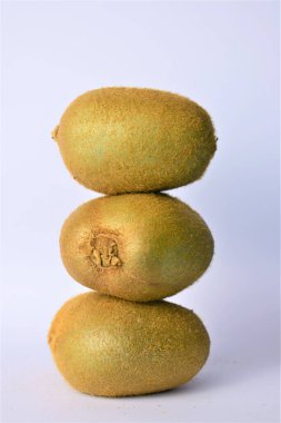 Yaklaşın, kiviler üst üste, tropikal meyveler, eksiksiz ve sağlıklı. Boşluğu kopyala.