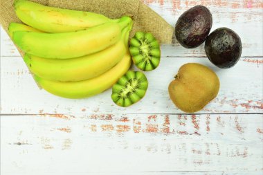 Beyaz tahtalarda çeşitli tropikal meyveler.