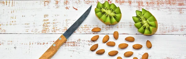 Mandorle Pelate Frutta Tropicale Kiwi Legno Bianco Rustico — Foto Stock