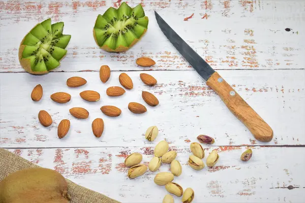 Mandorle Pelate Frutta Tropicale Kiwi Legno Bianco Rustico — Foto Stock