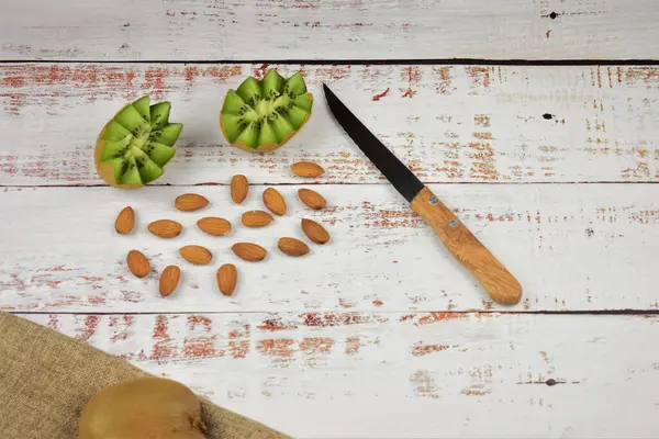 Geschilde Amandelen Tropische Vruchten Kiwi Rustiek Wit Hout — Stockfoto