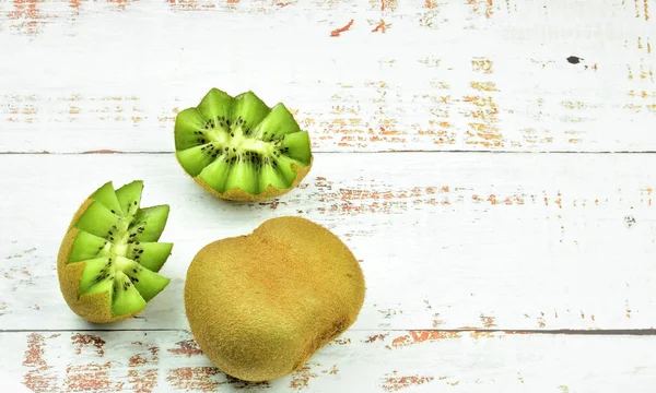 Kiwis Auf Weißem Tisch Platz Für Text Oder Idee — Stockfoto