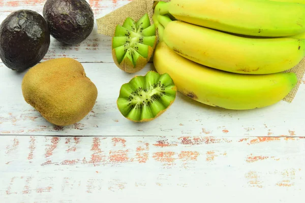 Verschiedene Tropische Früchte Kiwis Bananen Und Avocados Auf Weißen Tafeln — Stockfoto