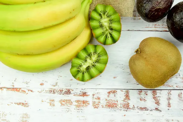 Verschiedene Tropische Früchte Kiwis Bananen Und Avocados Auf Weißen Tafeln — Stockfoto