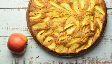 Ev yapımı elmalı turta. Kırsal beyaz masaya yakın.