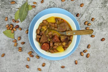 Ev yapımı yemek, kara fasulye güveci, soğuk günlerde mükemmel kalori yemeği..