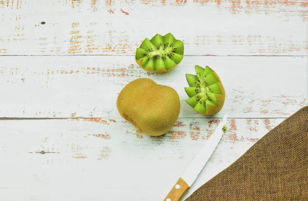 Kiwis Auf Weißem Tisch Platz Für Text Oder Idee — Stockfoto