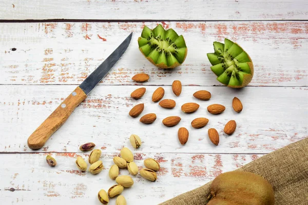 Gepelde Amandelen Pistaches Tropische Vruchten Kiwi Rustiek Wit Hout — Stockfoto