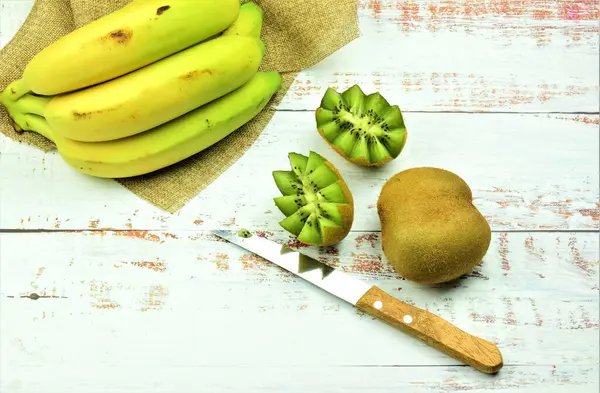 Sortiment Tropischen Früchten Kiwis Und Bananen Auf Rustikalem Weißen Tisch — Stockfoto