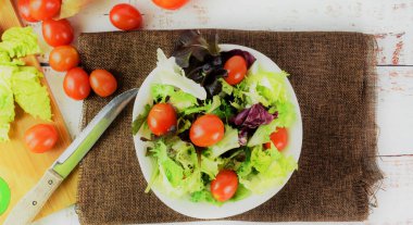 Zenith manzaralı, beyaz kasede çeşitli salata, kiraz domatesli..