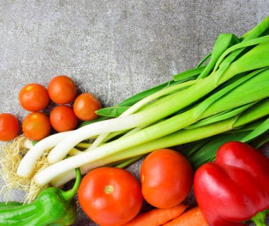 Zirve görüşü, taştan bir arka planda, bahçeden ve tarımdan gelen sağlıklı ürünler. Boşluğu kopyala.