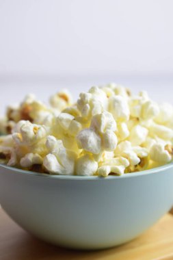 Yaklaş, kasede patlamış mısır. Boşluğu kopyala.