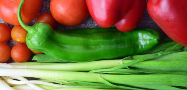 Zenith manzarası. Vücudumuz için sağlıklı ürünler. Sebzeler ve çeşitlilik. Meyve bahçesi doğal arkaplan.