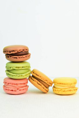 Beyaz arka planda renkli badem kurabiyeleri, tatlılar.