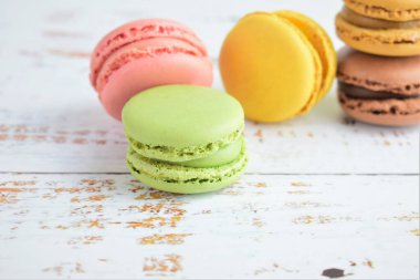 Renkli badem kurabiyeleri, tipik Fransız tatlısı. Beyaz kırsal tablo arkaplanı.