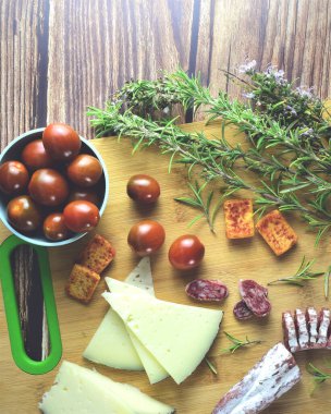 Salam fuet, Katalonya, İspanya, bambu doğrama tahtasında. Peynir ve diğer atıştırmalıklar, atıştırmalıklar. Boşluğu kopyala.