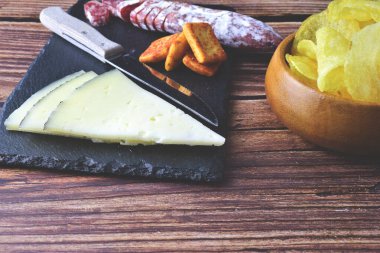 Tahtada, peynirde ve geleneksel Katalan sosisinde. Kurutulmuş domuz eti, et parçalarıyla et. Boşluğu kopyala.