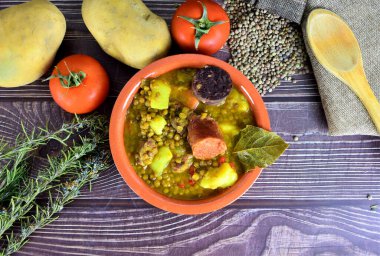 Tipik İspanyol mutfağı. Kil tabakta servis edilen sucuklu mercimek yahnisi ve kanlı sosis. İyi yemek, baklagiller..