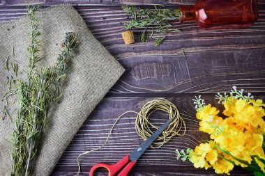 Kırsal masada, biberiye dalları, çiçekler, manipüle etmek için.