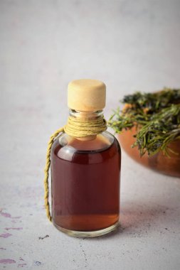 Cam şişede sıvı biberiye. Doğal, birçok özelliği ve çok yönlü..