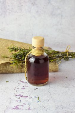 Cam şişede sıvı biberiye. Doğal, birçok özelliği ve çok yönlü..