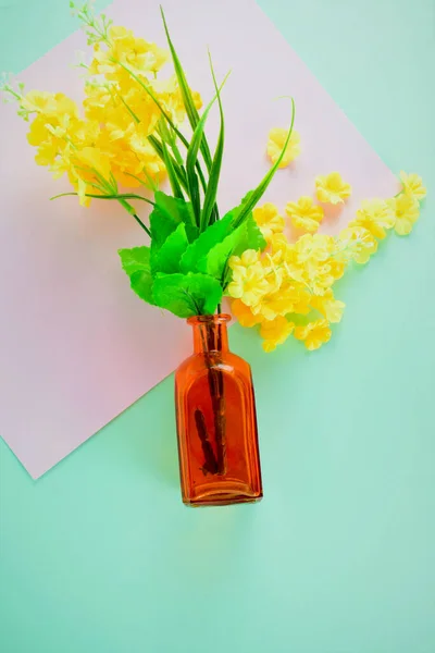 Bouquet Bunga Kuning Dalam Wadah Kaca Kecil Pada Latar Belakang — Stok Foto