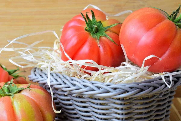 Cesta Tomates Monterosa Sabor Tradicional Colorido Con Sus Buenas Propiedades — Foto de Stock
