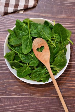 Zenith manzarası. Beyaz bir kâse içinde taze ıspanak yaprakları..