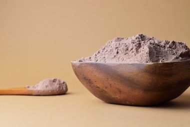 Makro, bir kase kakao tozu.