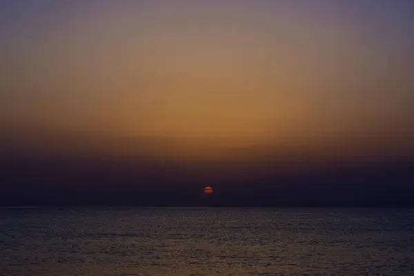 Zonsopgang Het Strand Met Rustig Water Moment Van Ontspanning — Stockfoto