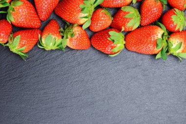 Taze çilekler levha üzerine kapanır, zirve manzarası.