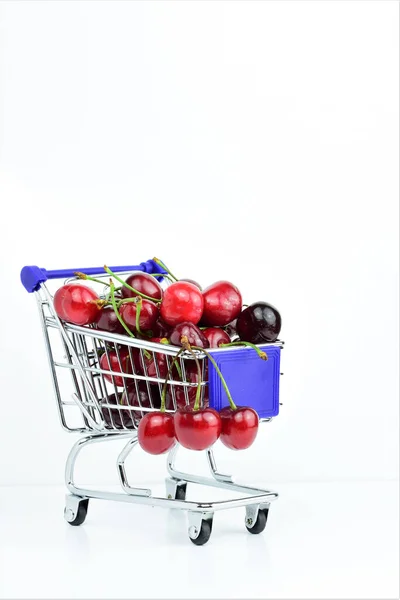 Disparo Vertical Cerezas Sobre Fondo Blanco Dentro Carrito Compras Copiar — Foto de Stock