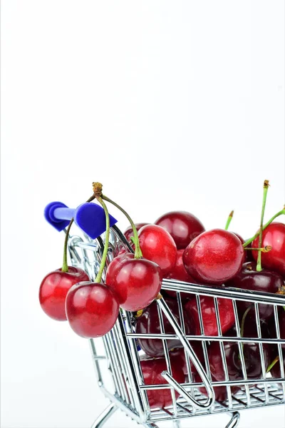 垂直射击 白色背景的购物车里的樱桃 — 图库照片