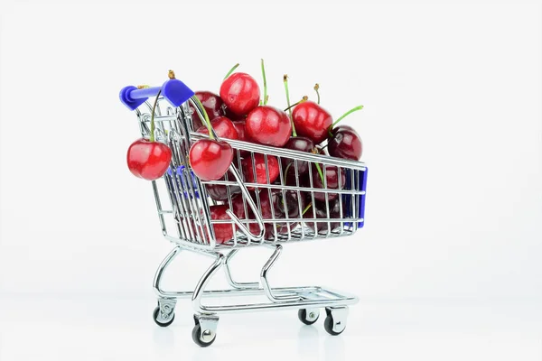 Cerezas Carrito Sobre Fondo Blanco Copiar Espacio —  Fotos de Stock