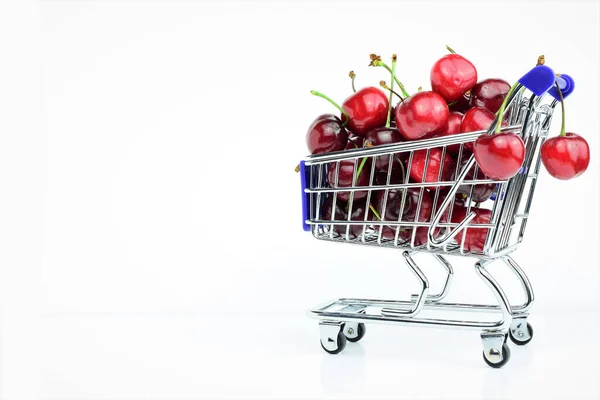 Cerezas Carrito Sobre Fondo Blanco Copiar Espacio —  Fotos de Stock