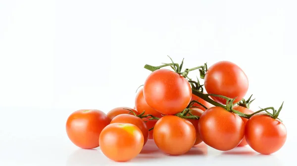 Grupo Tomates Cereja Ramo Fundo Branco — Fotografia de Stock