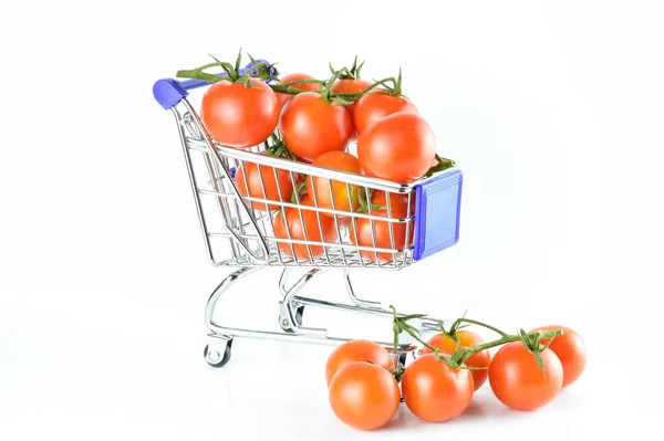 閉めろ 新鮮で有益な小さなブランチトマト 内側とショッピングカートの外 — ストック写真