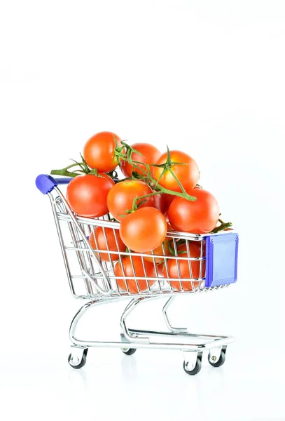 新鮮で有益な小さなブランチトマト 内側とショッピングカートの外 — ストック写真