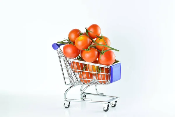 Pequeños Frescos Beneficiosos Tomates Vid Dentro Del Carrito Compras Fondo —  Fotos de Stock