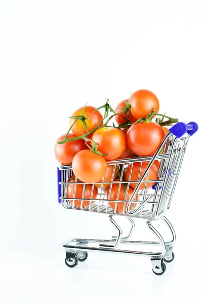 Pequeños Frescos Beneficiosos Tomates Vid Dentro Del Carrito Compras Fondo —  Fotos de Stock