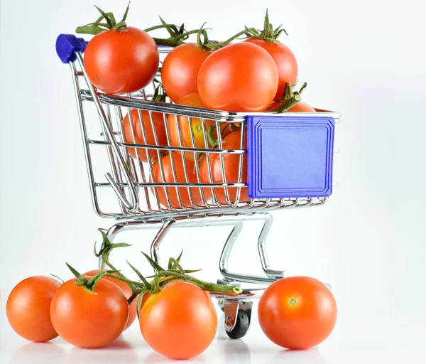 閉めろ 新鮮で有益な小さなブランチトマト 内側とショッピングカートの外 — ストック写真