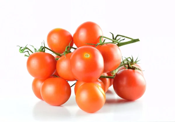 Close Grupo Tomates Cereja Ramo Fundo Branco — Fotografia de Stock